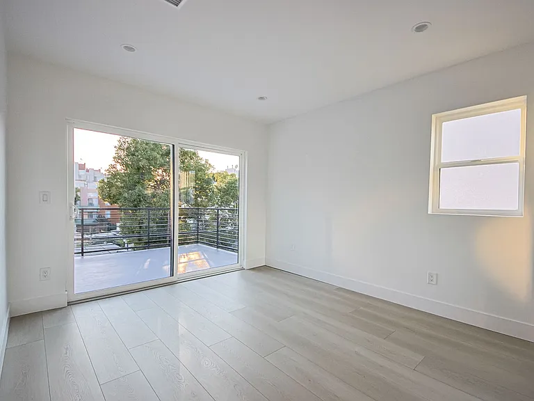 1223 N June St — Photo 20