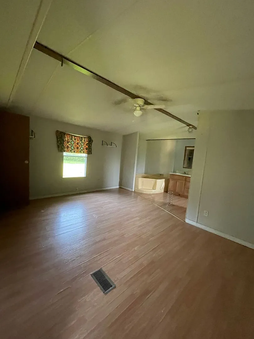 Country living with spacious front and backyard - 4 beds/ 2bath available now!! — Photo 3
