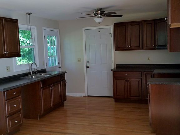 3rd image of 9 Birchwood Dr