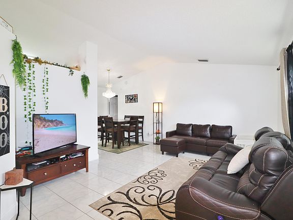 3rd image of 226 SE Whitmore Drive