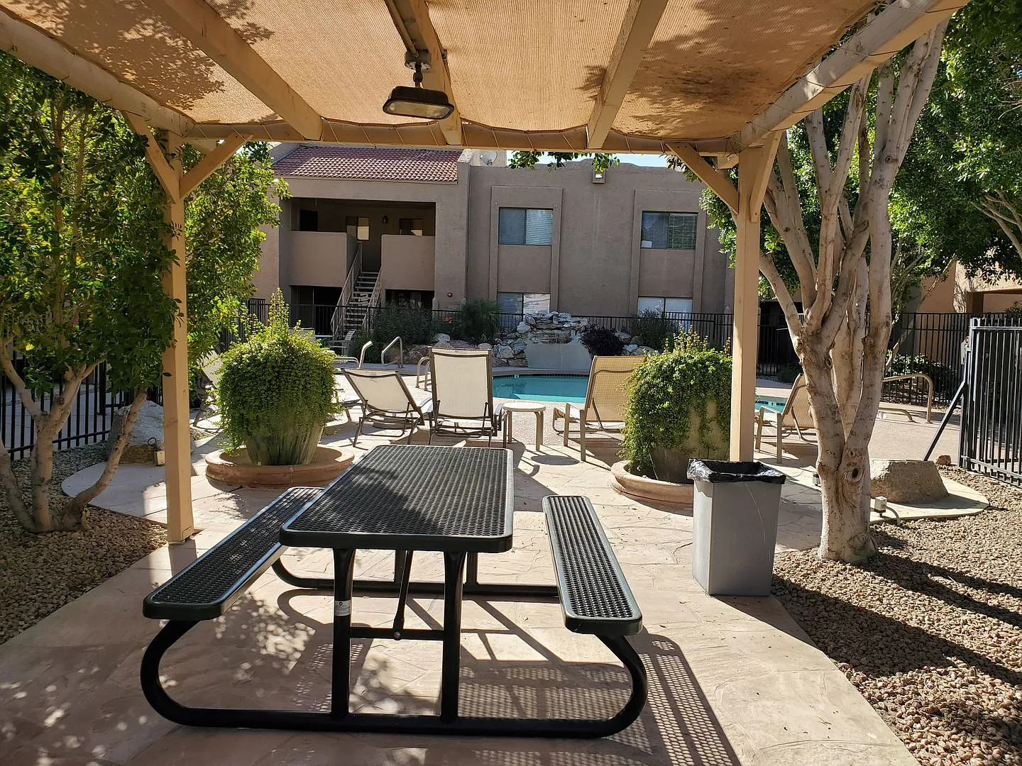 1 Bedroom Condo - Scottsdale - Updated - Ground level - In unit washer/dryer — Photo 4