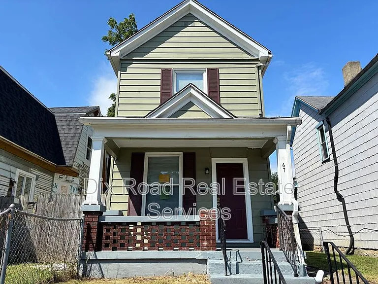 67 S McGee St — Photo 1