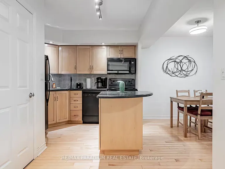 250 Wellington St W #228 — Photo 10