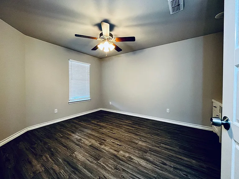 Stunning 4 Bedroom Near Tech — Photo 37