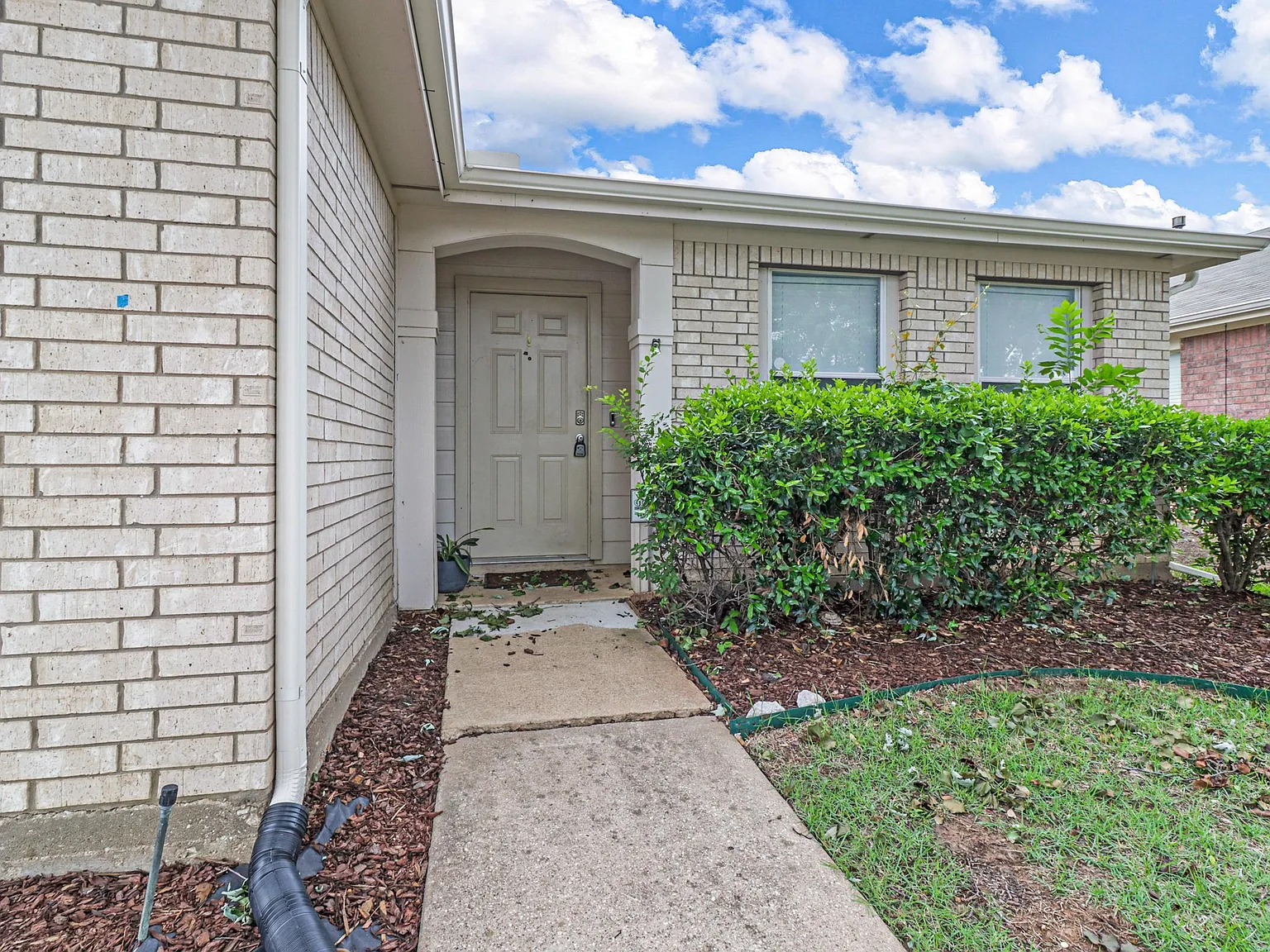 3 bed, 1802 sqft, $1,690 — Photo 2
