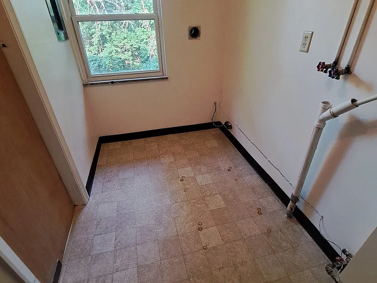 2827B Charing Rd — Photo 6