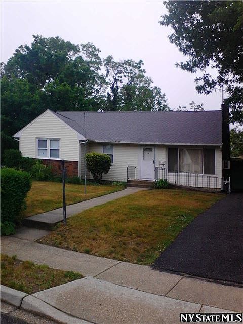 1st image of 698 Woodside Dr