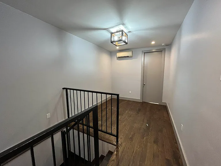 1713 Gates Ave #1R — Photo 4