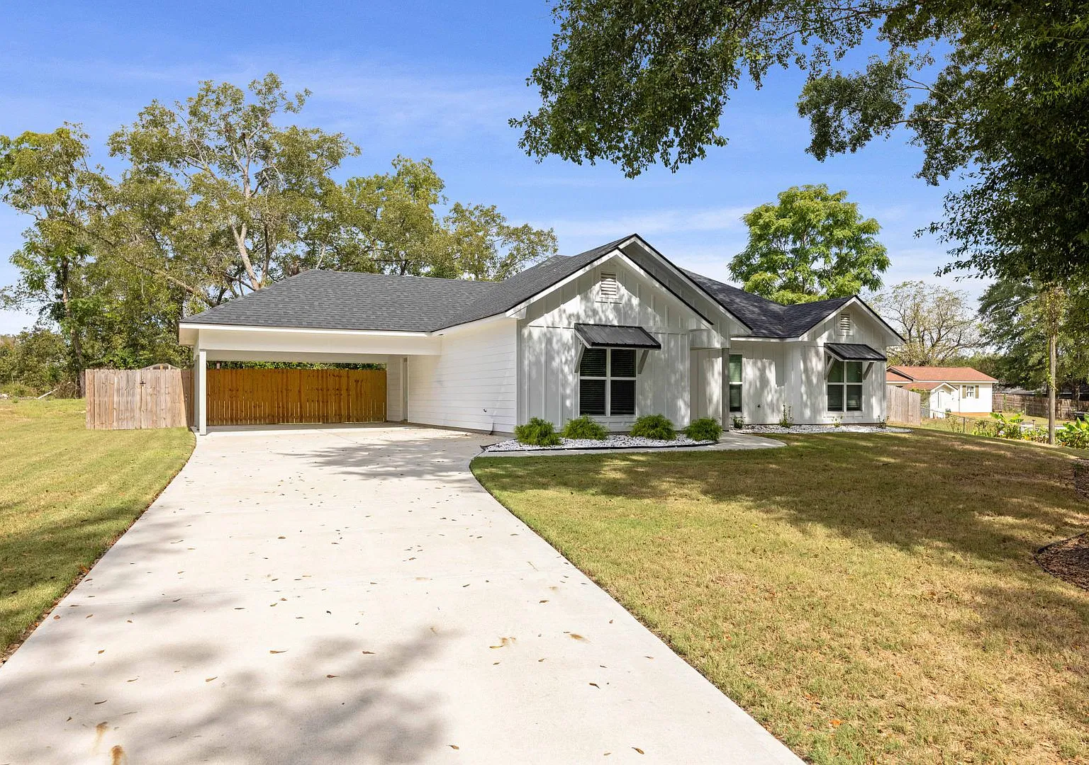 Charming New Build — Photo 3