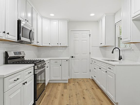 5th image of 640 Amanda Pl