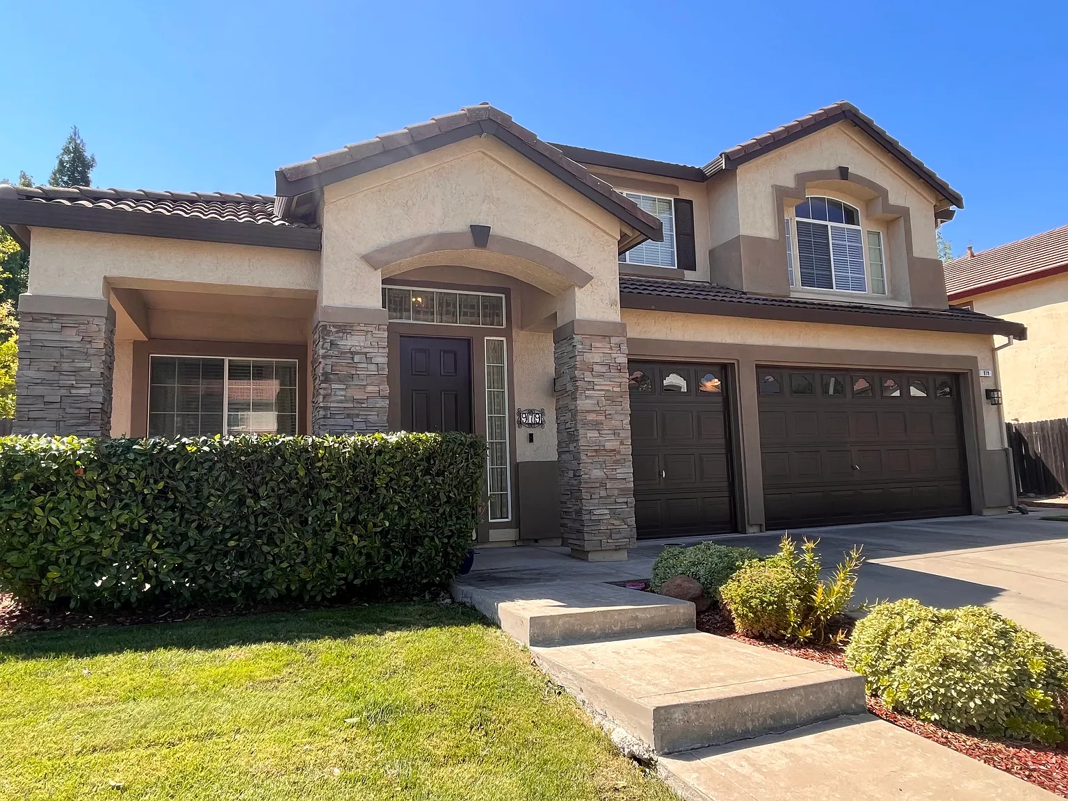 5 bed, 2.5 bath, 3000 sqft, $3,995 — Photo 1
