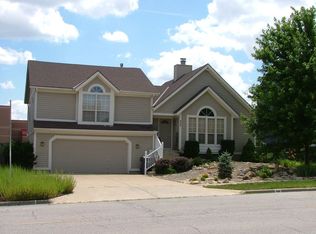 935 E Pineview St, Olathe, KS 66061