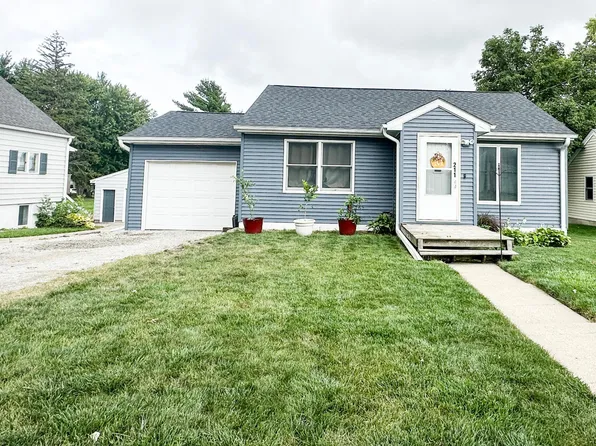 211 Independence Ave S, Clarks Grove, MN 56016