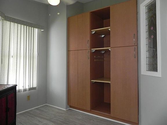 Entry pantry/breakfast nook