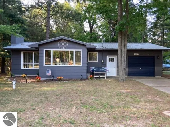 8959 South St, Saint Helen, MI 48656