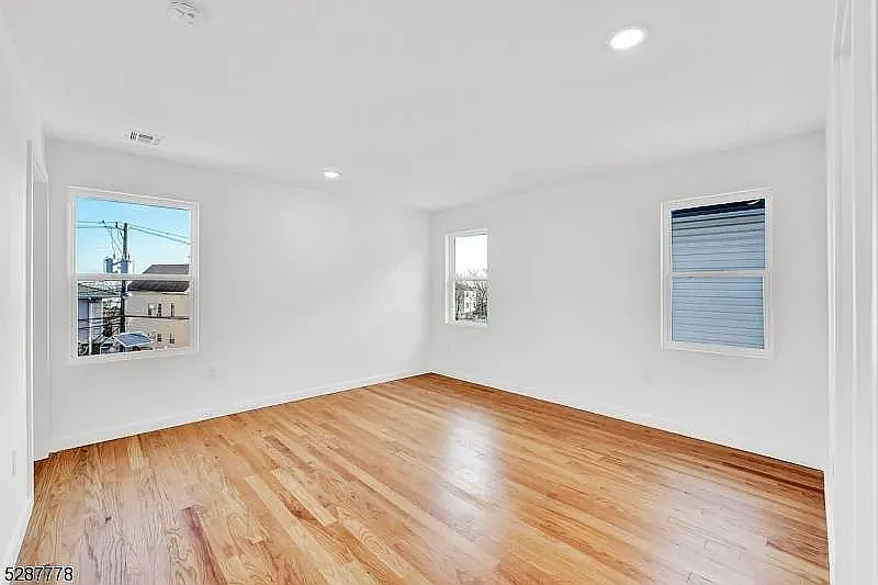757 Seaport Dr — Photo 4