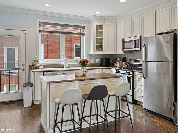 5th image of 1833 W Oakdale Ave Unit I