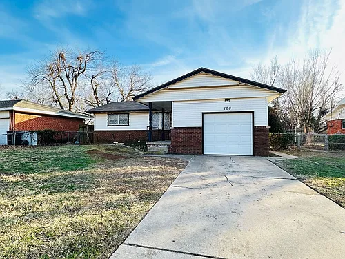 108 NE 9th St Photo 1