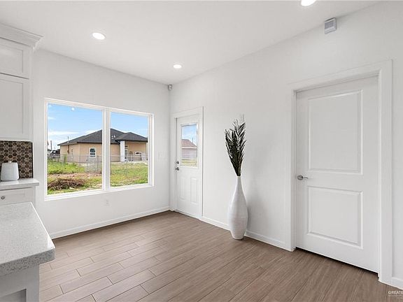5th image of 307 Barcelona Dr
