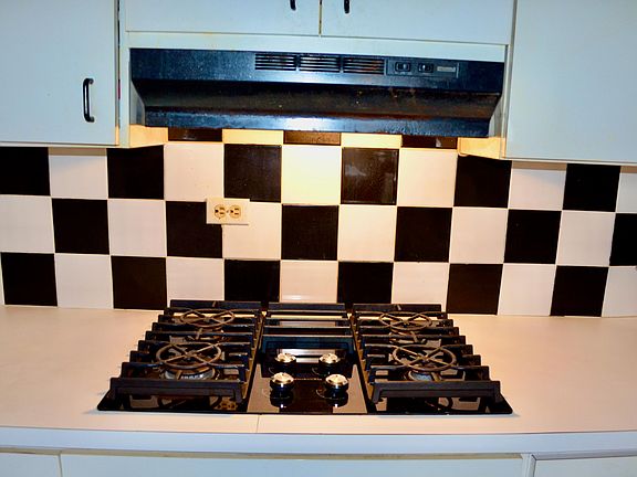 3rd image of 319 Strawberry Hill Est #Qu