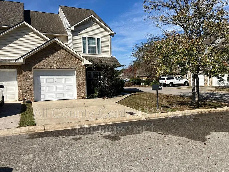 3 bed, 2.5 bath, 1709 sqft, $2,195 — Photo 1