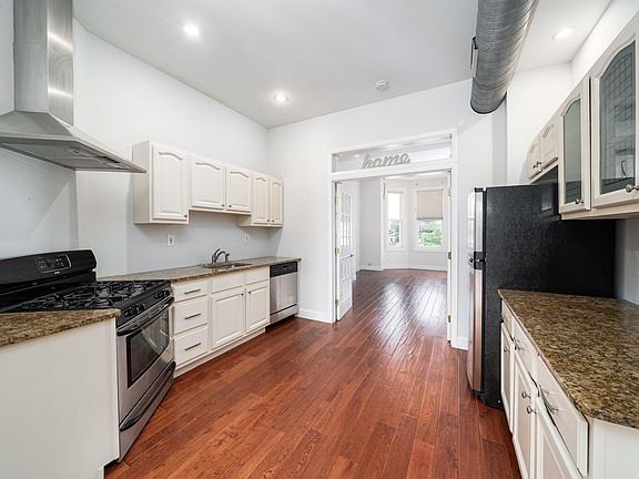 4th image of 245 Griffith St #2