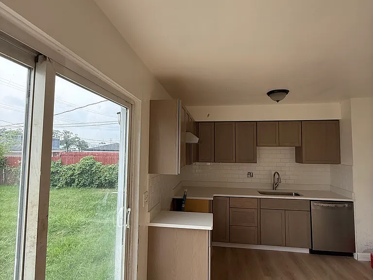 23273 Blackett Ave — Photo 4