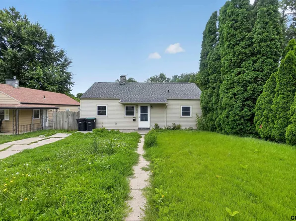 6763 Charles St, Omaha, NE 68132