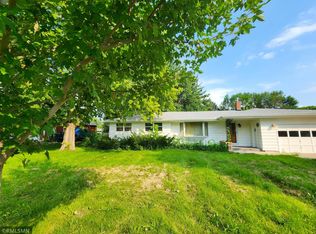 635 Hillcrest Rd NE, Hutchinson, MN 55350