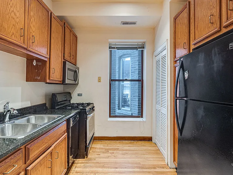 2622 N Wilton Ave — Photo 10