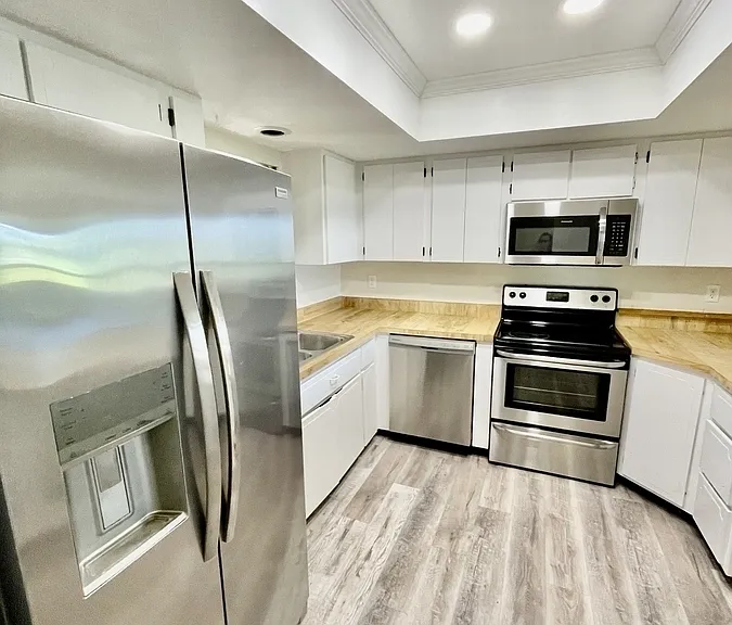 12498 Riverside Dr #205 — Photo 4