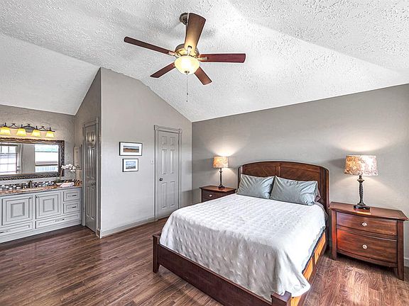 3rd image of 2127 Creekshire Dr