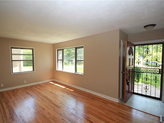 3rd image of 2218 Green Rock Ln