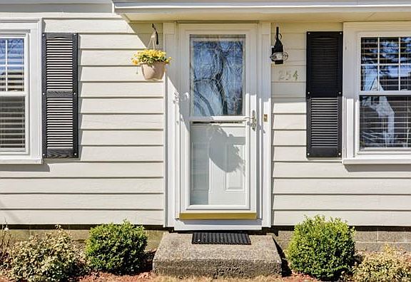 5th image of 254 Pleasant St