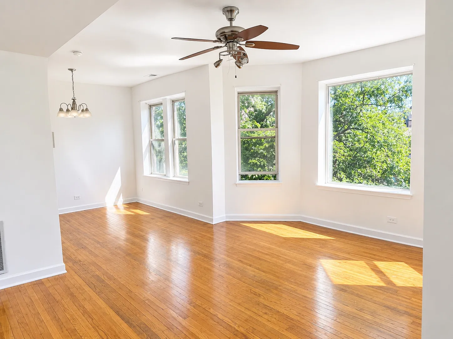 Cozy 2-Bedroom Condo Near New Obama Presidential Center — Photo 2