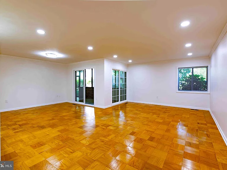 1 Stonehenge Cir #2 — Photo 27