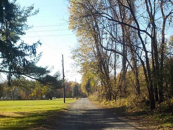 Exterior Neighborhood (street photo)