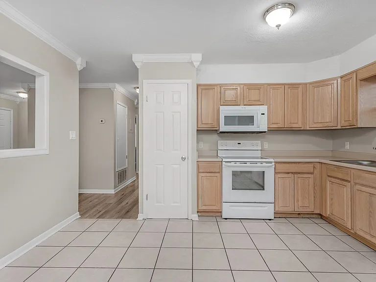 823 Meadow Ln — Photo 10