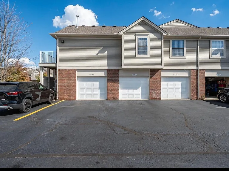 15357 Yale Dr — Photo 2
