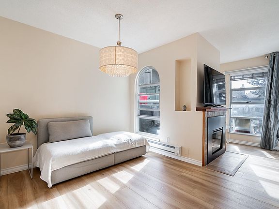 5th image of 900 W 17th St #42