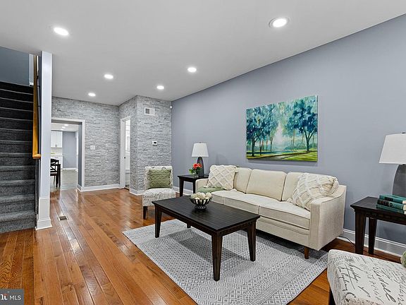 3rd image of 1115 W 3rd St