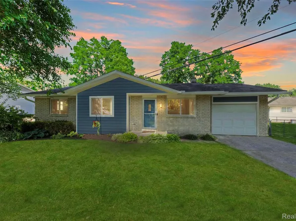 160 W Beechdale St, Commerce Township, MI 48382