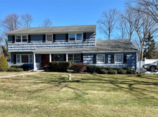 1 Lancelot Ln, East Setauket, NY 11733