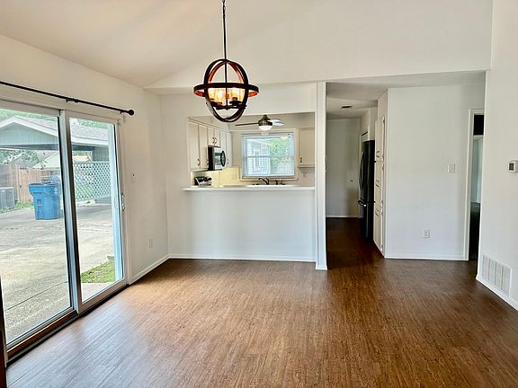 5th image of 646 Hunters Glen St