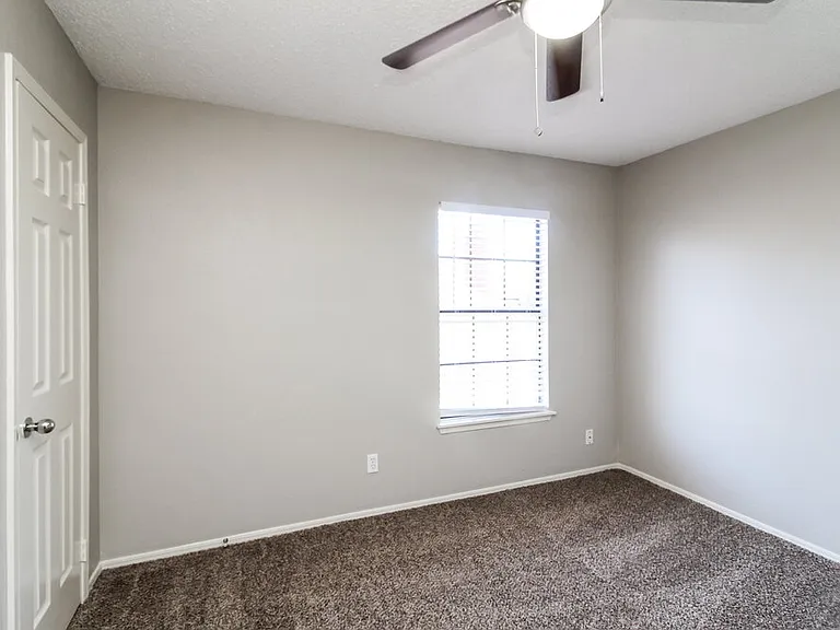 423 Barton Dr — Photo 14