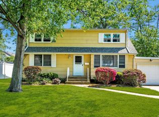42 Abbey St, Massapequa Park, NY 11762