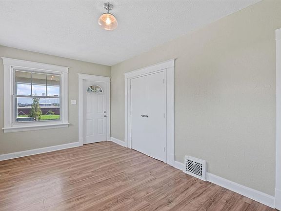 4th image of 3316 Caroline St
