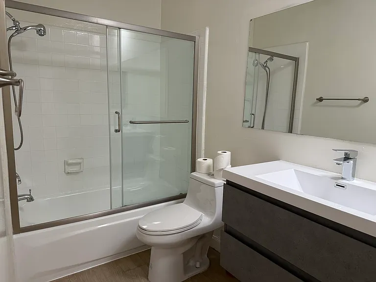 2441 N Beachwood Dr #1 — Photo 12