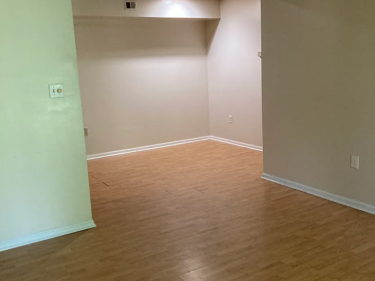 4002 Governors Sq #6 — Photo 11