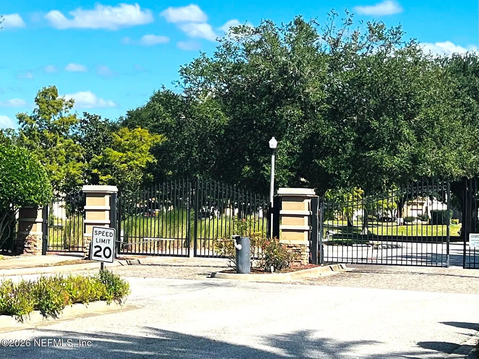 2 bed, 2.5 bath, 1327 sqft, $1,800 — Photo 4